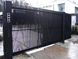 poort met verticale strippen in 100  x10 mm vrijdragende poort .JPG